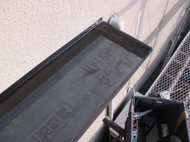 播磨町にて庇に防水紙を敷設